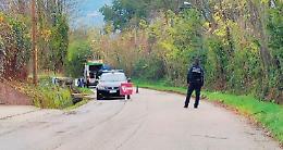 Auto finisce fuori strada: traffico in tilt e residenti sulle barricate