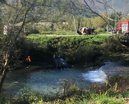 Auto finisce nel fiume: a bordo anche una bimba. Passeggeri miracolati