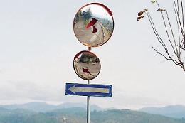 Vandali sempre più scatenati: distrutti specchi e staccionate