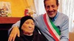 Maria spegne 102 candeline: paese in festa per la dolce nonnina