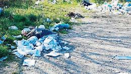 Abbandono selvaggio di rifiuti: inciviltà e degrado regnano sovrani