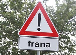 Frana invade la carreggiata, tanta paura in strada: il rischio è elevato