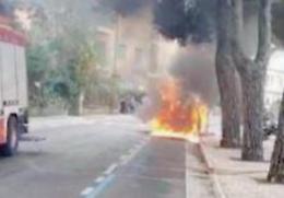 Auto parcheggiata prende fuoco, il rogo la distrugge: momenti di panico in strada