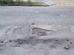 Buche e asfalto a pezzi, via Trecce è pericolosa: chiesti interventi