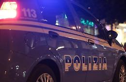 Colpi di arma da fuoco nella notte: paura alle case popolari. Caccia all'uomo