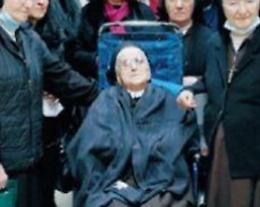 Suor Angela spegne 90 candeline: l'emozionante festa con il vescovo e gli amici