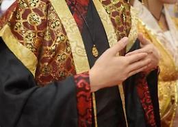 Covid, il prete ortodosso che paragona il vaccino alla Bestia Nera l