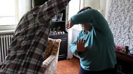 Picchia brutalmente la madre e la deruba per comprare droga: figlio violento nei guai