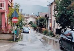 Senso unico insidioso per i pedoni: i cittadini chiedono una soluzione