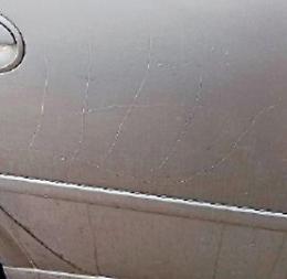 Vandali in azione nel centro storico, danneggiata un'auto: la rabbia corre sui social