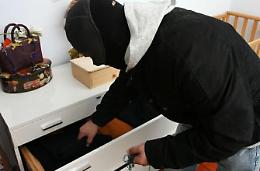 Ladri in casa mentre i proprietari cenano al piano terra: rubati i risparmi per Natale