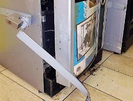Con mascherina e cappuccio all'assalto dei distributori: denunciati 5 nuovi furti