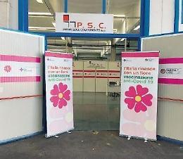 Covid, la terza dose ingrana la marcia: riapre l'hub di Torrice. Vaccini unica arma