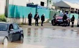 Maltempo, auto sommersa da acqua e fango: famiglia intrappolata