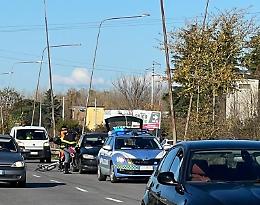 Paura in strada, travolto e ferito un ciclista: la corsa in ospedale