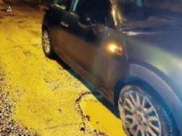 Maltempo, strade a pezzi dopo gli acquazzoni: auto bloccata in una buca