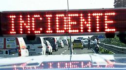 Incidente in A1, un veicolo ribaltato e tre mezzi coinvolti: traffico in tilt