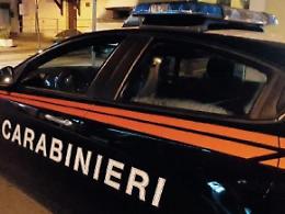 Ubriaco alla guida perde il controllo dell'auto e finisce in una cunetta
