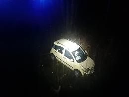 Incidente tra due auto: una finisce contro un palo, l'altra sul greto del fiume