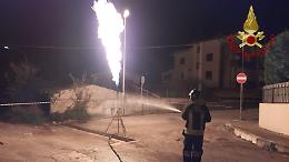 Fiamme all'esterno di un'abitazione, gpl fuoriuscito da una cisterna: momenti di paura