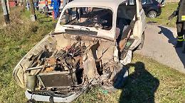 Frontale tra due auto, impatto violentissimo: conducenti miracolati