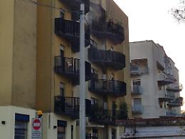 Incendio divampa in un appartamento, fumo nero e momenti di paura