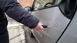 Vandali in azione: panchine e vasi distrutte, macchine danneggiate