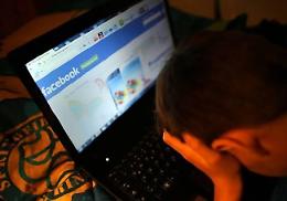 Cyberbullismo e pericoli: la polizia informa i giovani sui rischi del web
