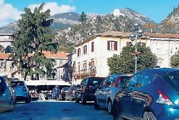 Sosta selvaggia sui ponti, nessuno rispetta il divieto: ora tolleranza zero