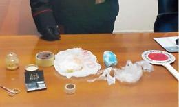 Con la cocaina in auto, nasconde la dose in bocca ma viene scoperto: pusher in manette