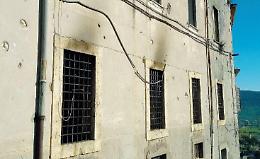 Edifici abbandonati a fuoco, l'allarme in centro: dietro i roghi mille dubbi