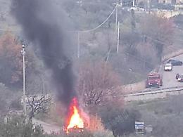 Auto prende fuoco, fiamme e paura in strada: soccorsi sul posto