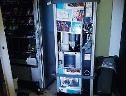 Assalto ai distributori, beccato sul posto tenta la fuga: danni per 11mila euro