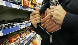 Ruba generi alimentari in un supermercato: rintracciato e denunciato