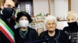 Nonna Natalina spegne 100 candeline: la speciale festa nel giorno di Natale