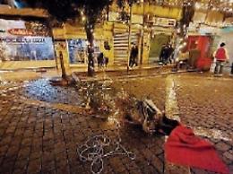Atto vandalico a Natale, buttato a terra l'albero in piazza Labriola