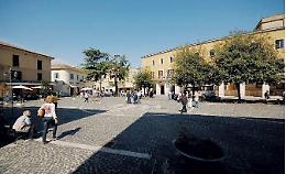 Locali chiusi in anticipo e divieti, stretta contro i contagi a Capodanno
