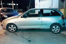 Parcheggi selvaggi, auto lasciate anche sui posti per disabili: l'indignazione