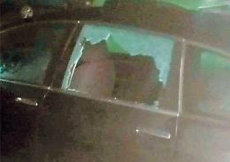 Stazione in balia di ladri e vandali: un'altra auto con il finestrino sfondato
