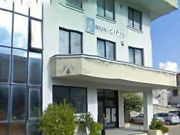 Odori nauseabondi e scoppia la polemica: "I residenti si rivolgano al Comune"