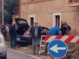 Incidente stradale all'alba, tre auto coinvolte: contatori del gas abbattuti e paura