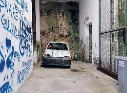 Scritte sui muri, rifiuti e una vecchia auto abbandonata: degrado nel centro storico