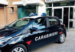 Smontavano il cancello di una casa confiscata: beccati e denunciati in tre