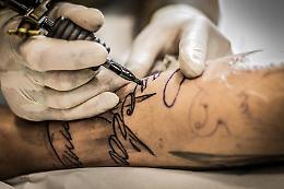 Tatuaggi e piercing, passa la legge regionale: ecco le novità