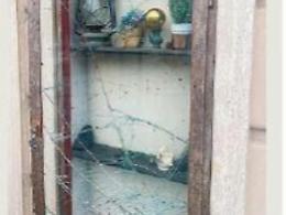 Vetrina spaccata, sangue e rifiuti a terra in centro: la rabbia corre sui social