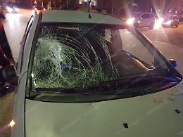 Donna travolta da un'auto, soccorsa dal conducente: la corsa in ospedale