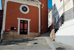 In chiesa con l'ombrello, infiltrazioni d'acqua pericolose: chiesti interventi