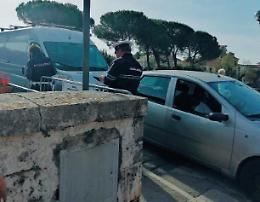 Auto parcheggiate sui ponti, fioccano le multe per i furbetti della sosta