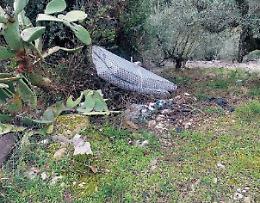 Rifiuti abbandonati, spunta l'ennesima discarica a cielo aperto: incivili senza freni