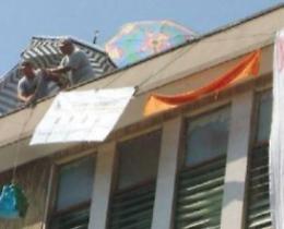 Ex lavoratori occuparono il tetto del municipio: dopo 10 anni si chiude il processo